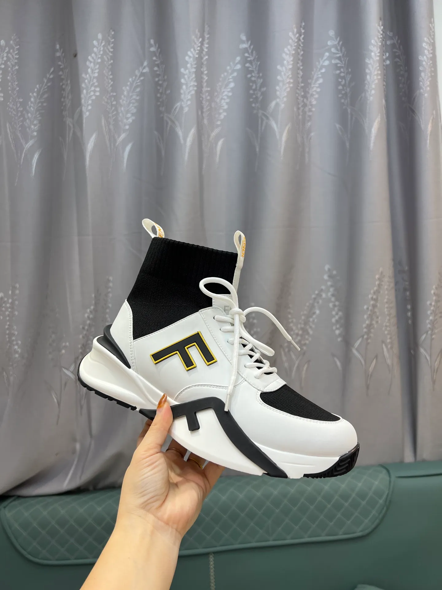 Men's shoes 💰580 FENDI men's fashion casual shoes 👟Hot sale🔥Official website 1:1 replica ⬆️Original quality - Original leather - Original breathable mesh lining Original outsole 1:1 replica, code number 38-44 (45-46 customized)
